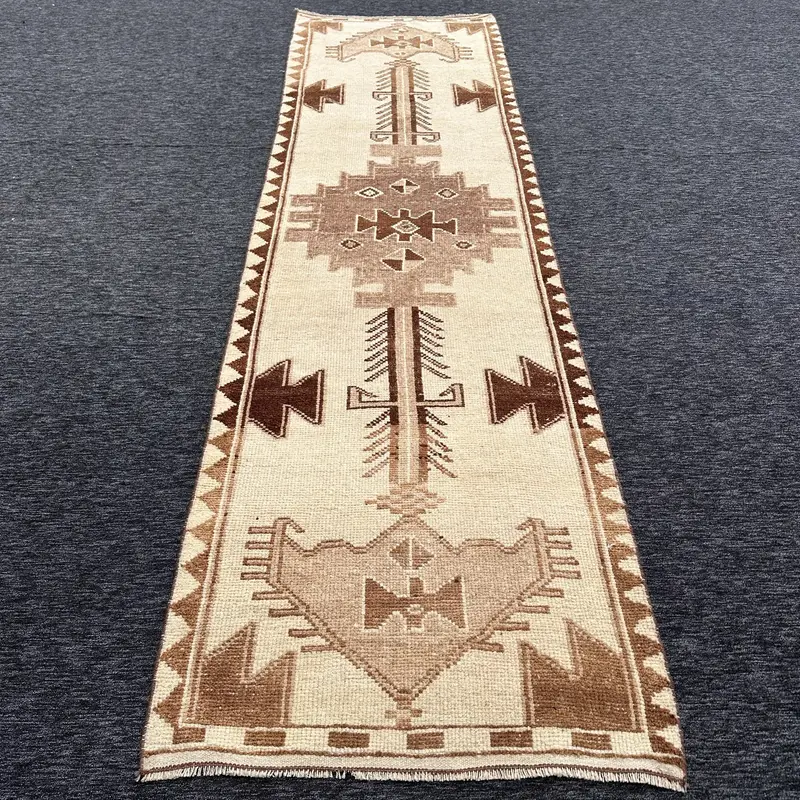 Eleganter Teppich in Beige und Braun, 0,3 x 11,8 Fuß mit geometrischem Blumenmuster