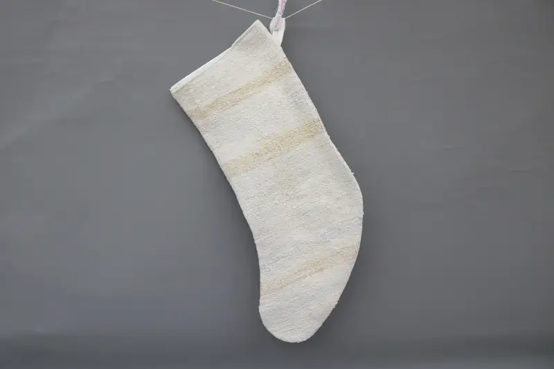 Medias navideñas beige elegantes con adornos blancos, decoración festiva