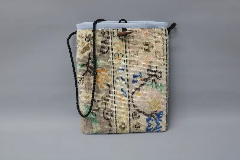 調節可能なストラップ付きキリムバッグ、ヴィンテージモチーフのウールクロスボディバッグ