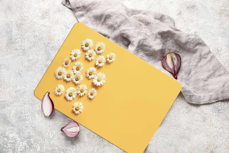 Modernes gelbes Glasschneidebrett mit weißem Blumenmuster