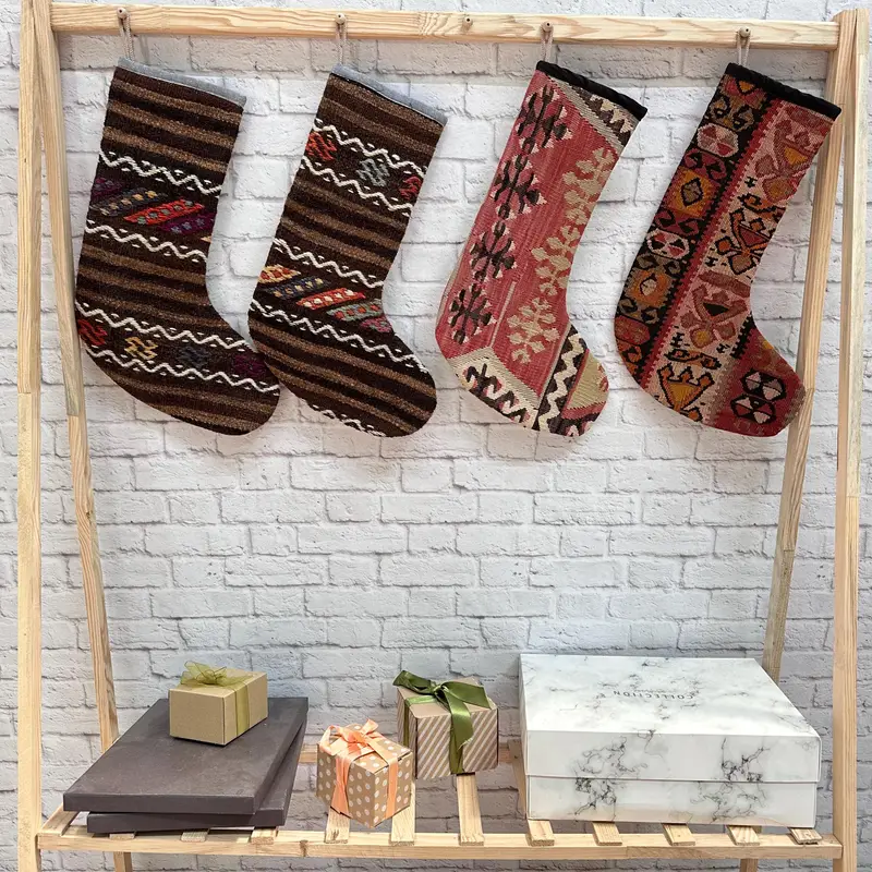 Gri ve Pembe Noel Süs Çorabı, 6 İnç Geniş Şenlikli Noel Çorabı