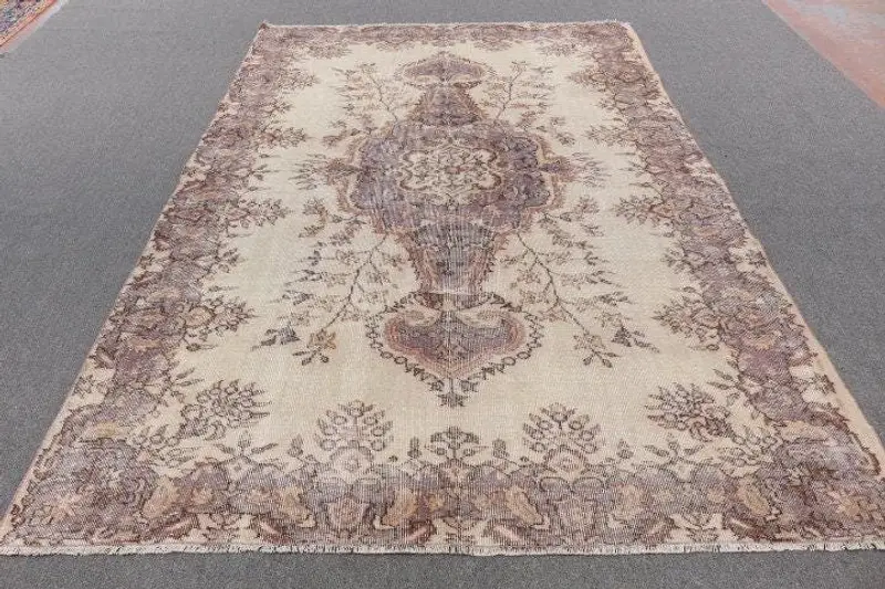 Eleganter beigefarbener Teppich, 6,3 x 9,6 Fuß großes Randdesign