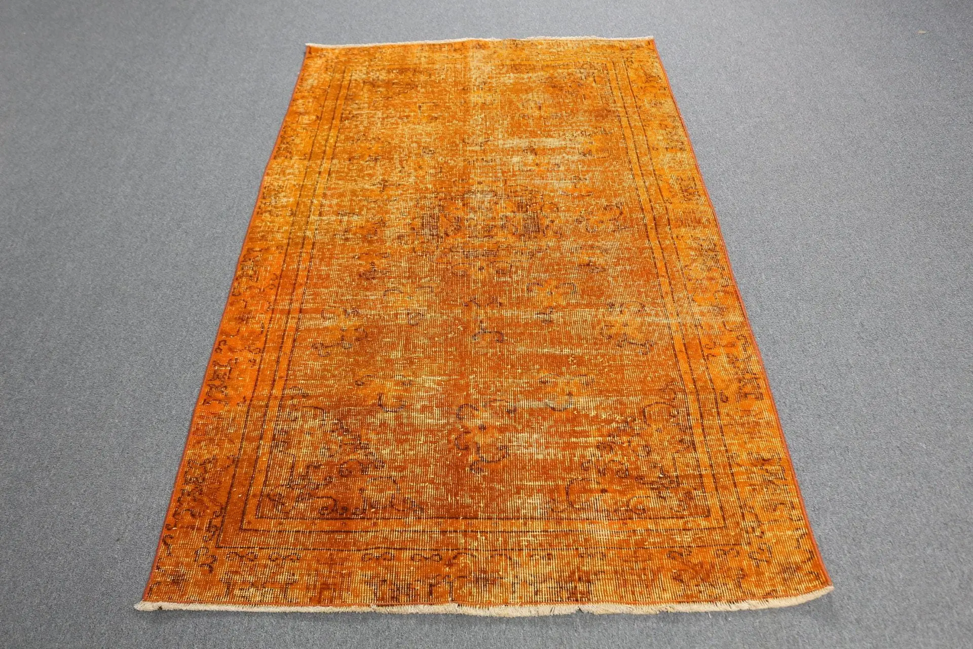 Türkischer Teppich, 3,7 x 6,6 Fuß großer Teppich, orangefarbener Vintage-Teppich aus Wolle mit Tiermuster - 1