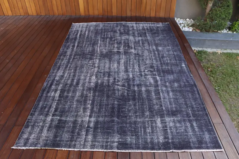 Türkischer Vintage-Teppich, 5,4 x 8,6 Fuß großer Oushak-Teppich, schwarzgrau gepunkteter Wollteppich - 1