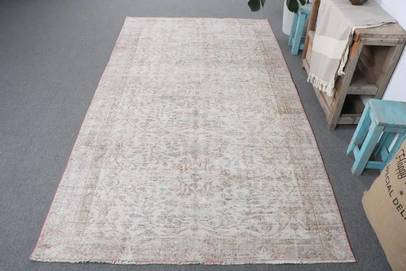 Eleganter beige-grüner Teppich, 4,5 x 8,2 Fuß großes Polka-Dot-Design