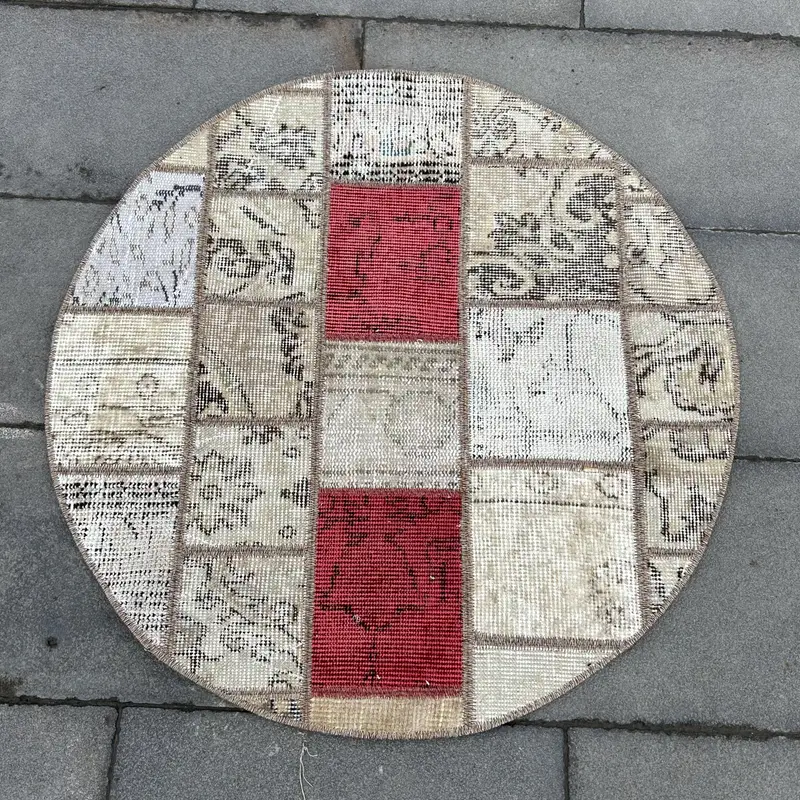 グリーンパッチワークラグ、鮮やかなレッドアクセント 2.7x2.7フィート