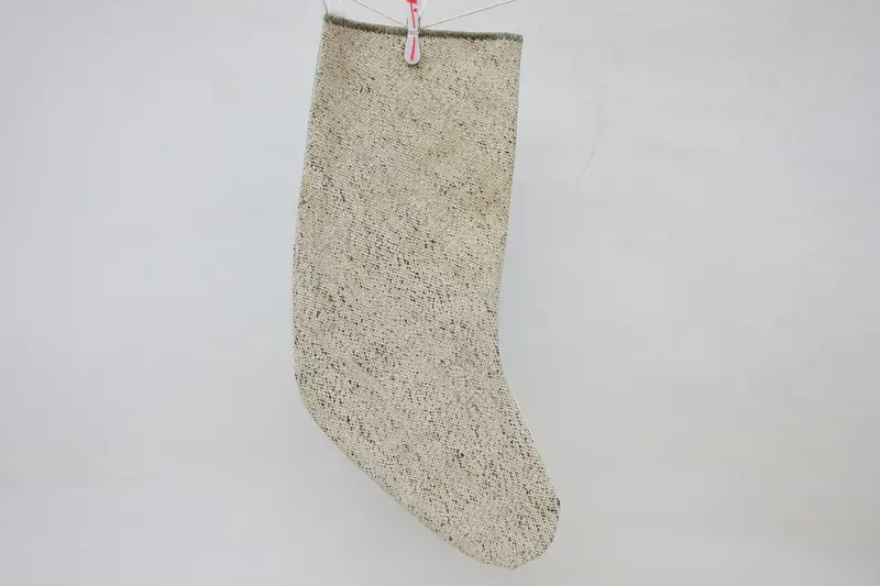 Patrón de adornos navideños beige, calcetín navideño de 15,7 pulgadas de ancho