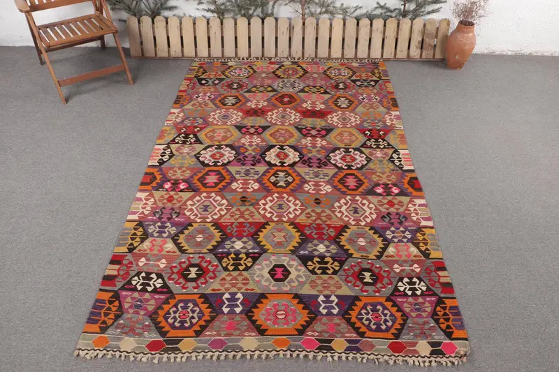 Handgefertigter Teppich mit Tiermuster in Braun und Orange, 3,7 x 5,2 Fuß