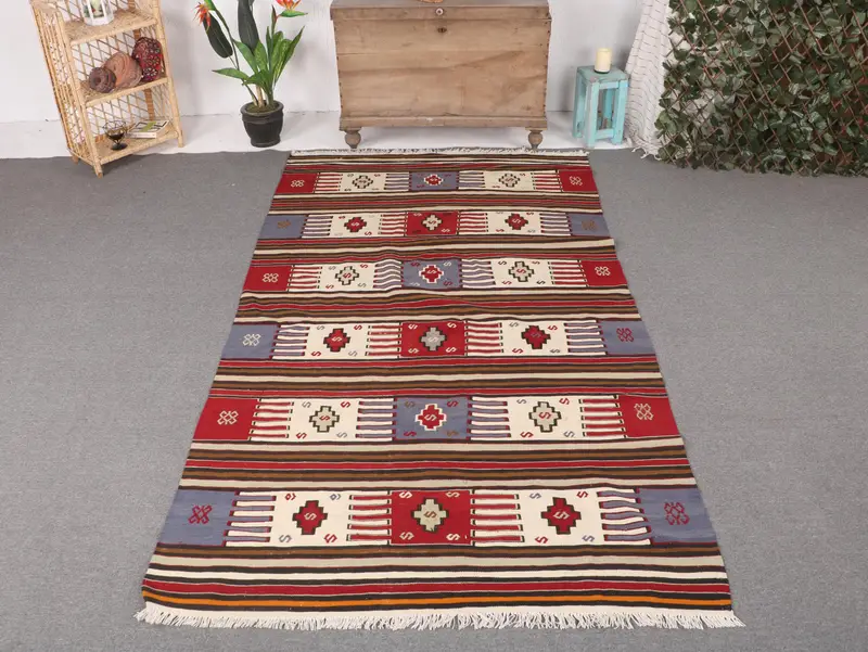 Red and Blue Rug, 4,9x7,5 ft Floral and Geometric Pattern