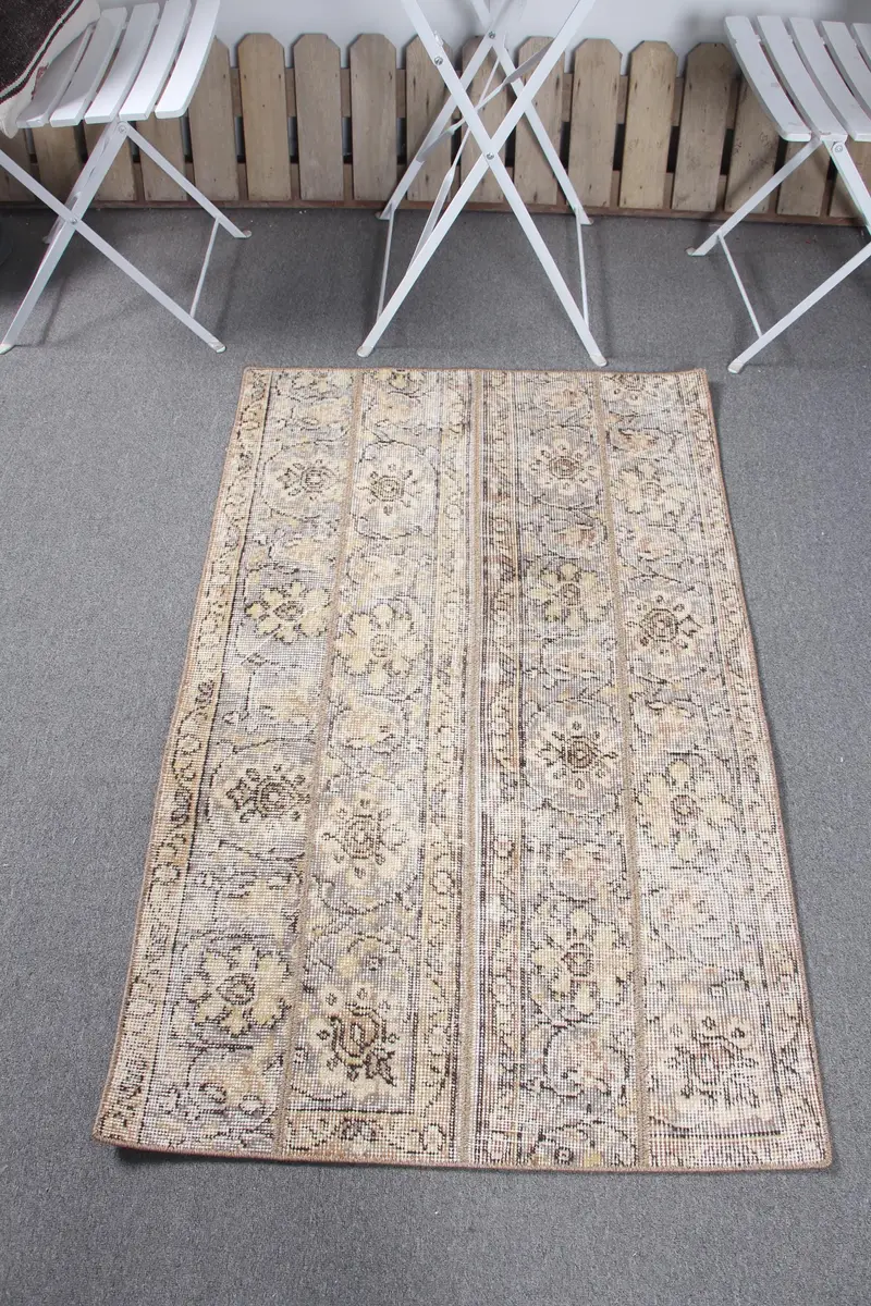 Alfombra amarilla vibrante, 2,7x4,3 pies con detalles en verde