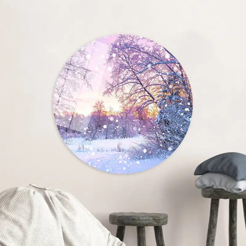 エレガントな冬の森のキャンバス: 雪に覆われた自然の静けさ