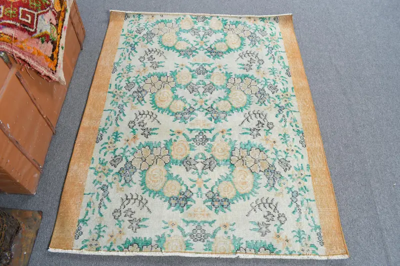 Alfombra oriental verde, 3,6x4,4 pies con detalles en naranja