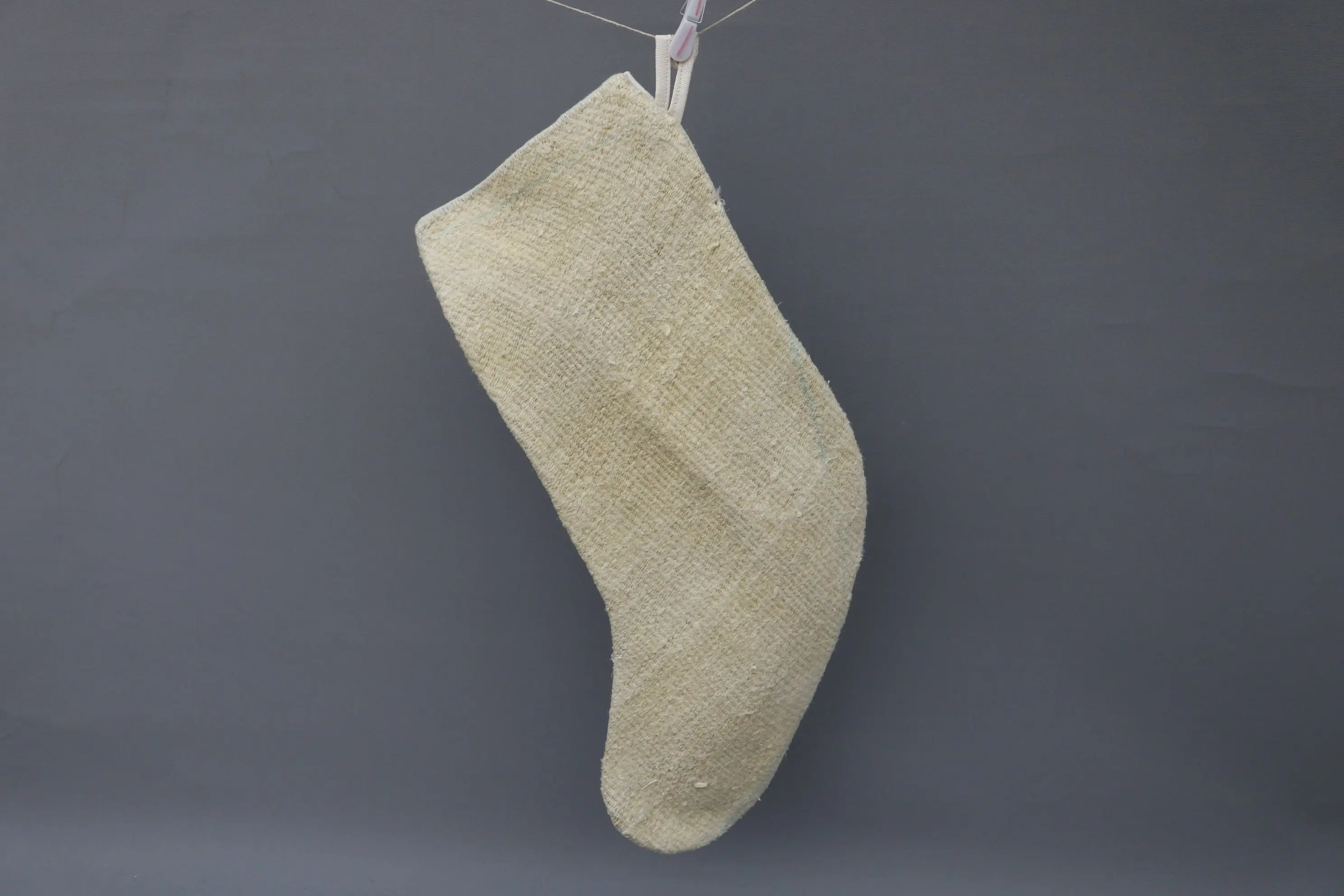 Beiger Weihnachtsstrumpf mit weißen Ornamenten, festlicher Weihnachtsstrumpf - 1
