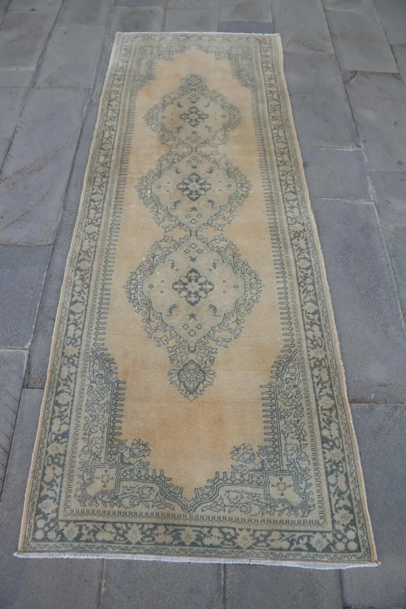 Eleganter Perserteppich in Grün und Bronze, 3,1 x 8 Fuß