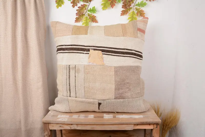 Bej ve Kahverengi Patchwork Kırlent, Vintage İşlemeli Yastık