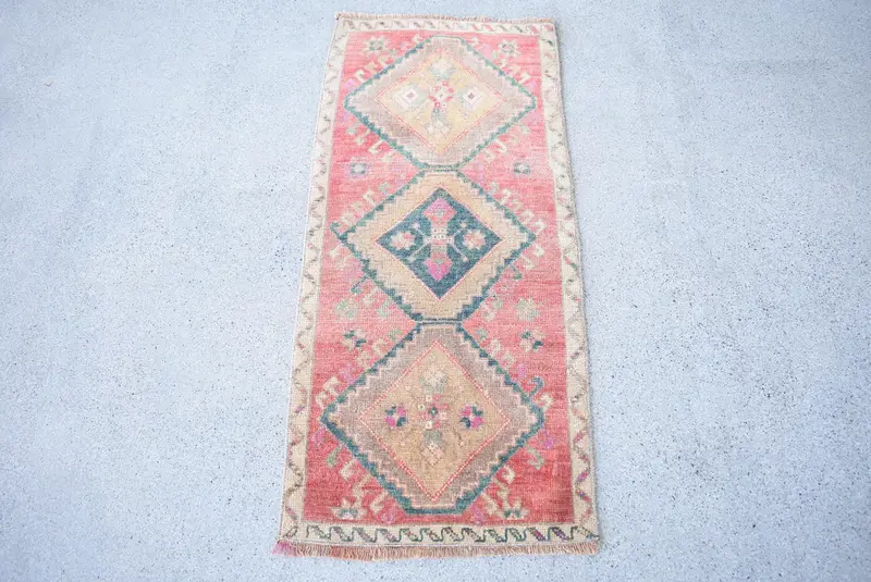 Türk Vintage Halı, 1.4x3.2 ft Oushak Halı, Kırmızı Çiçekli Yün Halı - 1