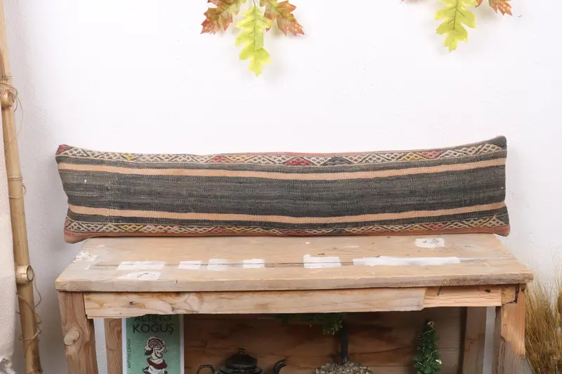 Almohada de tiro a rayas gris y beige hecha a mano, almohada rectangular bordada