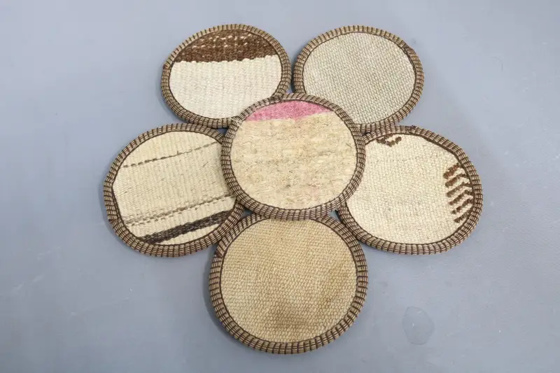 Beige und braun gestreifter Untersetzer, Set aus sechs runden Untersetzern