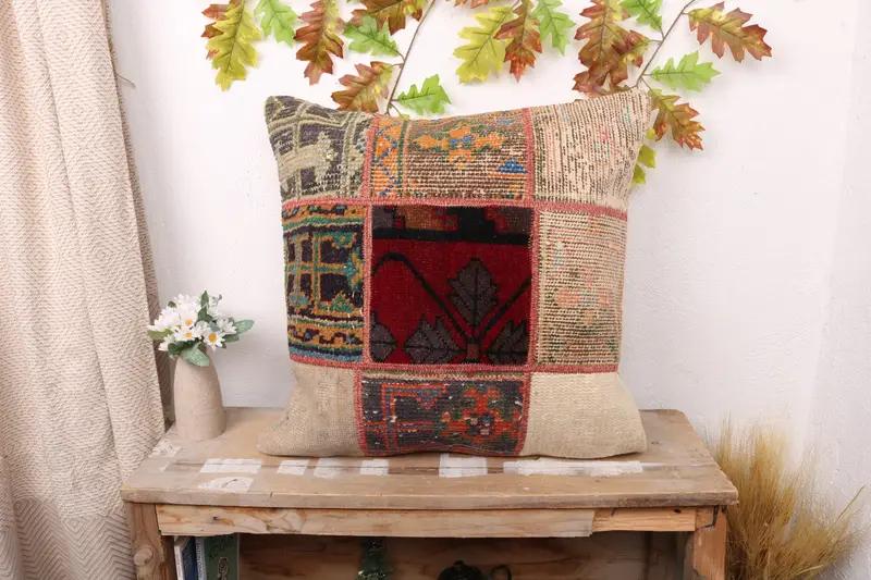 Beige-rotes Patchwork-Wurfkissen, 22x22 besticktes Kissen