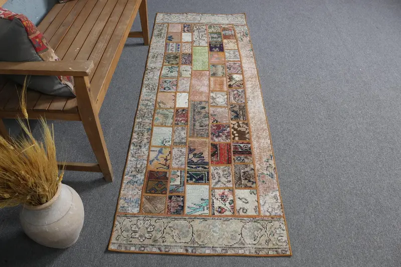 Brauner Ikat-Teppich, 2,4 x 6,7 Fuß mit grünen Akzenten