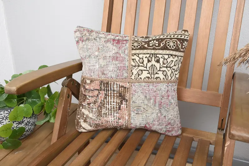 Besticktes Patchwork-Wurfkissen in Beige und Braun, Vintage-Kissen mit Reißverschluss