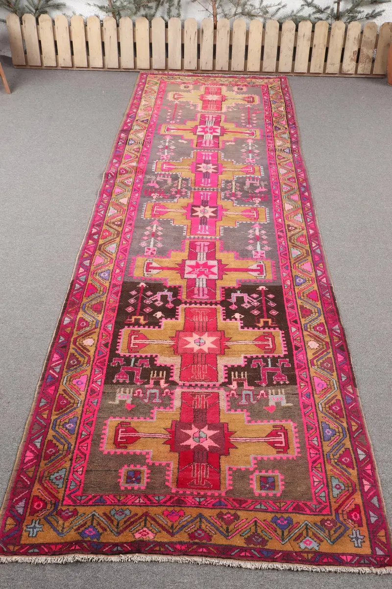 手作りのピンクとイエローのラグ、3.4x10.1フィートのシックなチェックデザイン