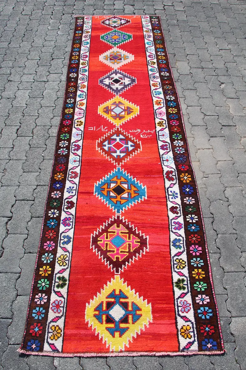 2,9 x 10 Fuß großer Vintage-Läuferteppich, türkischer Teppich mit rotem Tiermuster - 1