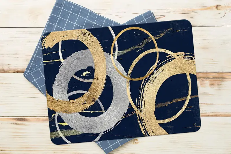 ゴールドとシルバーのリングデザインの現代的なガラスまな板