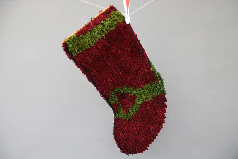 Medias navideñas rojas con adornos verdes, decoración festiva