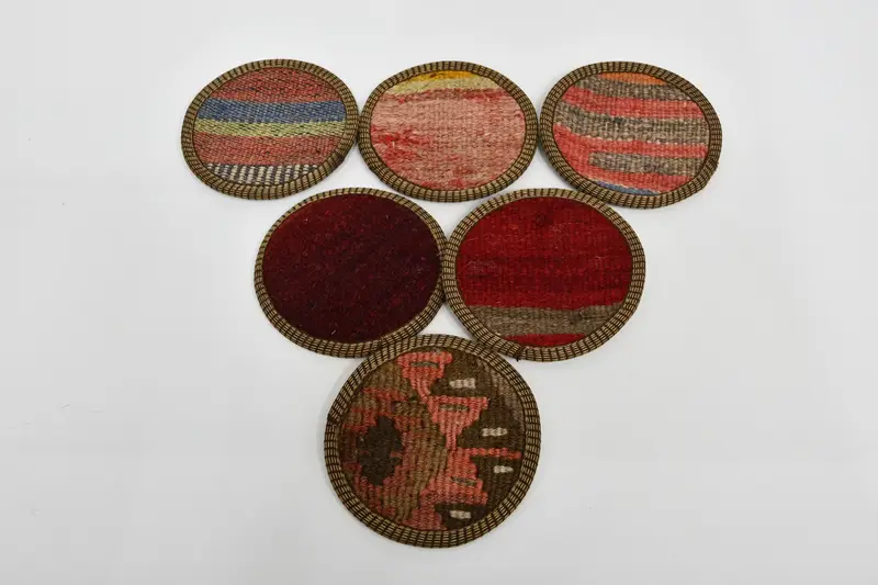 赤と茶色のコースター、スタイリッシュで耐久性のあるキッチンの装飾