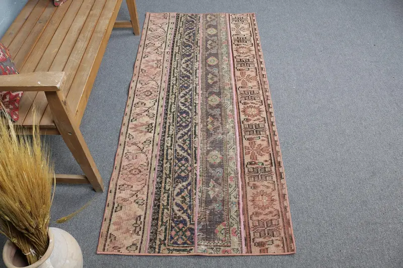 Elegante alfombra marroquí verde, 2,5x5,7 pies con detalles en naranja