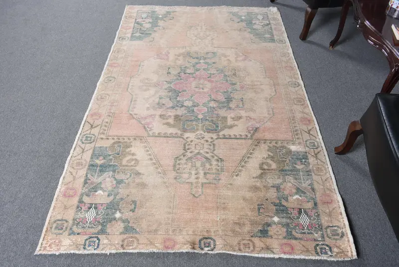 Leuchtender orangefarbener Teppich, 4,4 x 7,1 Fuß großes, grün umrandetes Design