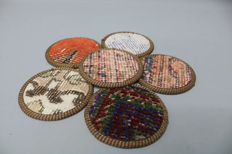 Gewebtes Untersetzer-Set in Rot und Bronze, langlebige und stilvolle Untersetzer