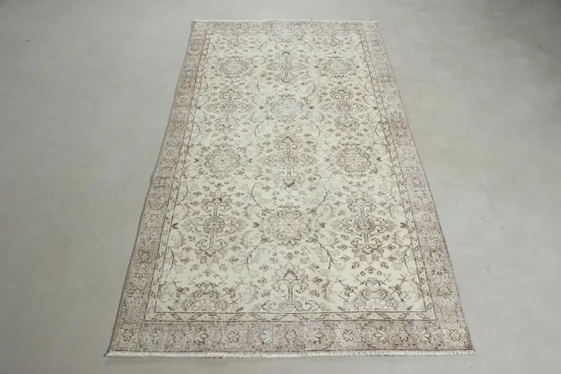 エレガントなベージュ&ブラウンの花柄ラグ、108x200cm