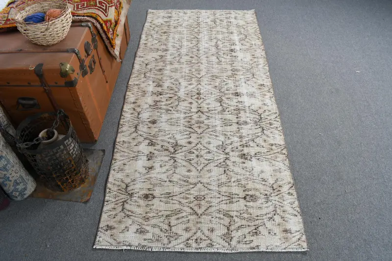 エレガントなベージュのオリエンタルラグ、2.9x6.2フィート、ブラックアクセント付き