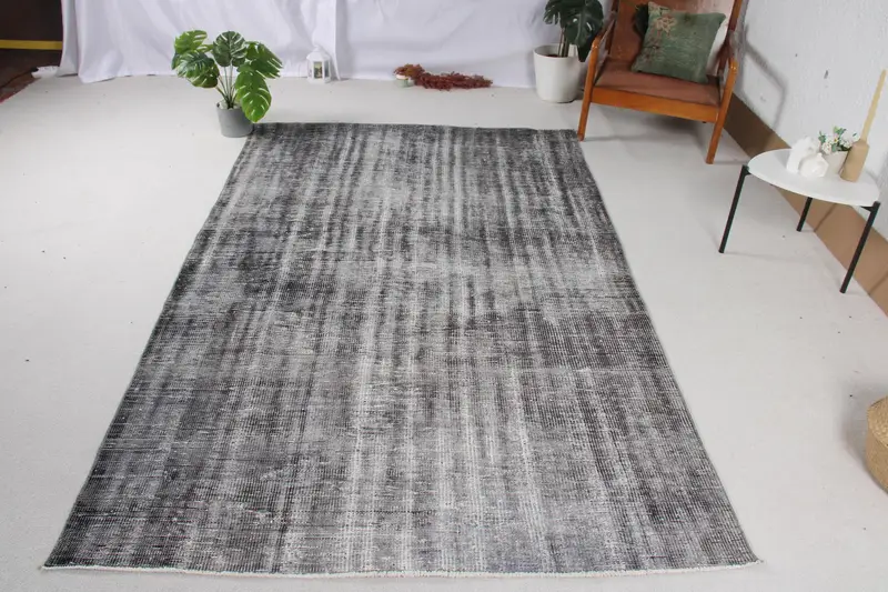 5,1 x 8,5 Fuß großer Vintage-Teppich, türkischer Teppich, grau-schwarzer floraler Wollteppich - 1