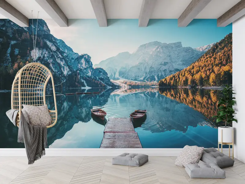 Bedruckte Tapete: Boote am Pragser Wildsee, Blick auf die Dolomiten