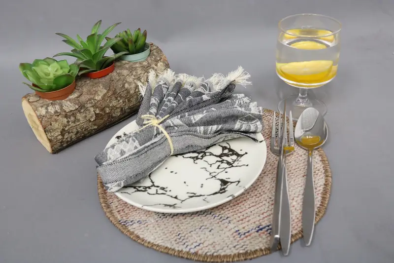 ボヘミアン サークル プレースマット、ベージュ & レッド コットン ウール ミニマリスト プレースマット