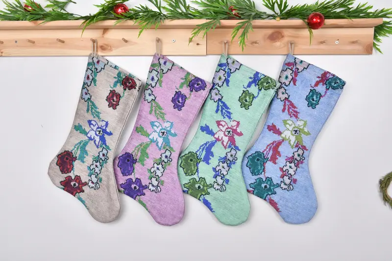 Media verde festiva con adornos rosas, media navideña