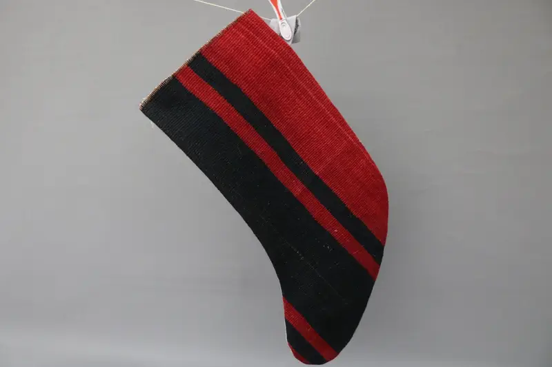 Calcetín navideño rojo con adornos, decoración navideña de 9 pulgadas de ancho