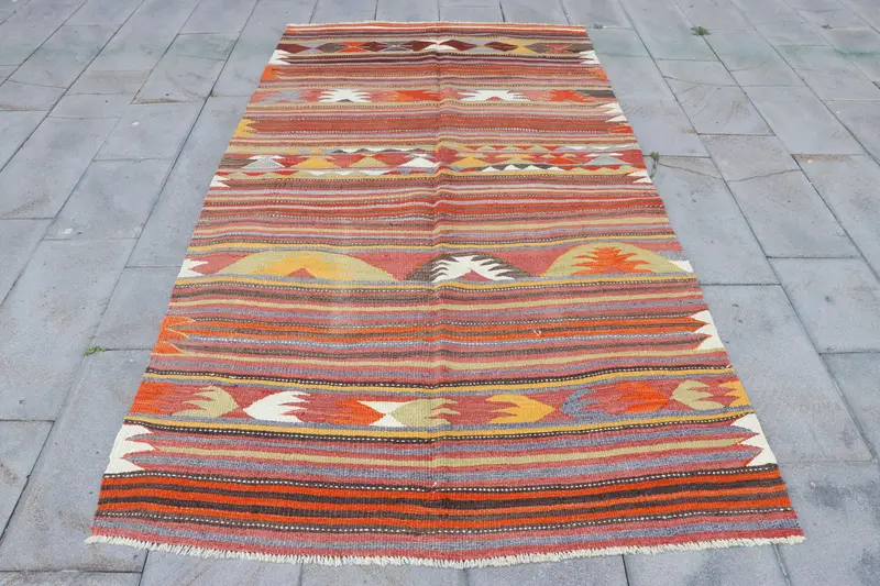 レッドペルシャ絨毯、4.7x8.5フィート、グリーンアクセント付き