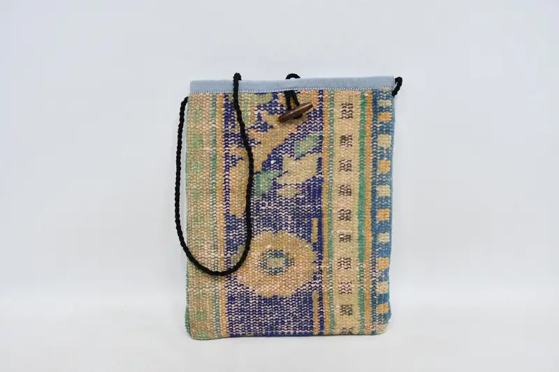 調節可能なストラップ付きキリムバッグ、ヴィンテージモチーフ付きウールクロスボディ