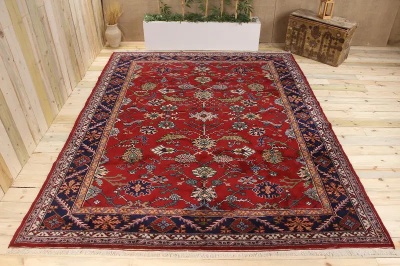 手作りの赤いペルシャ絨毯、0.7x10.3フィート、グリーンアクセント付き