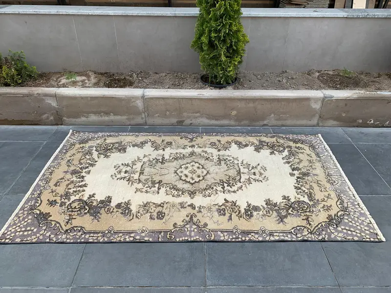 エレガントなベージュのオリエンタルラグ、3.54x6.62フィートグレーのアクセント