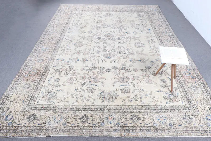 Handgefertigter beige-blauer Teppich, 0,8 x 13,5 Fuß großes Pflanzenmuster