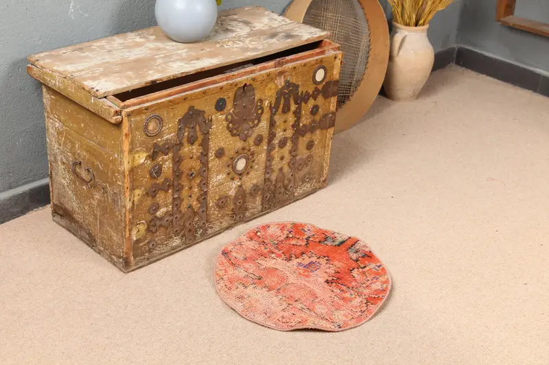 1,7 x 1,7 Fuß großer orangefarbener Teppich, umrandetes Muster mit braunen Akzenten