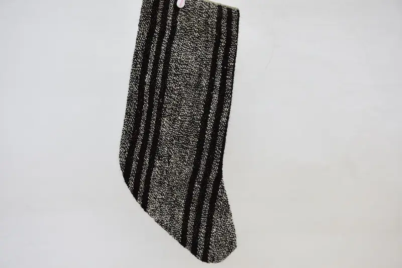 Brauner und weißer Weihnachtsstrumpf, festliche Weihnachtsdekoration