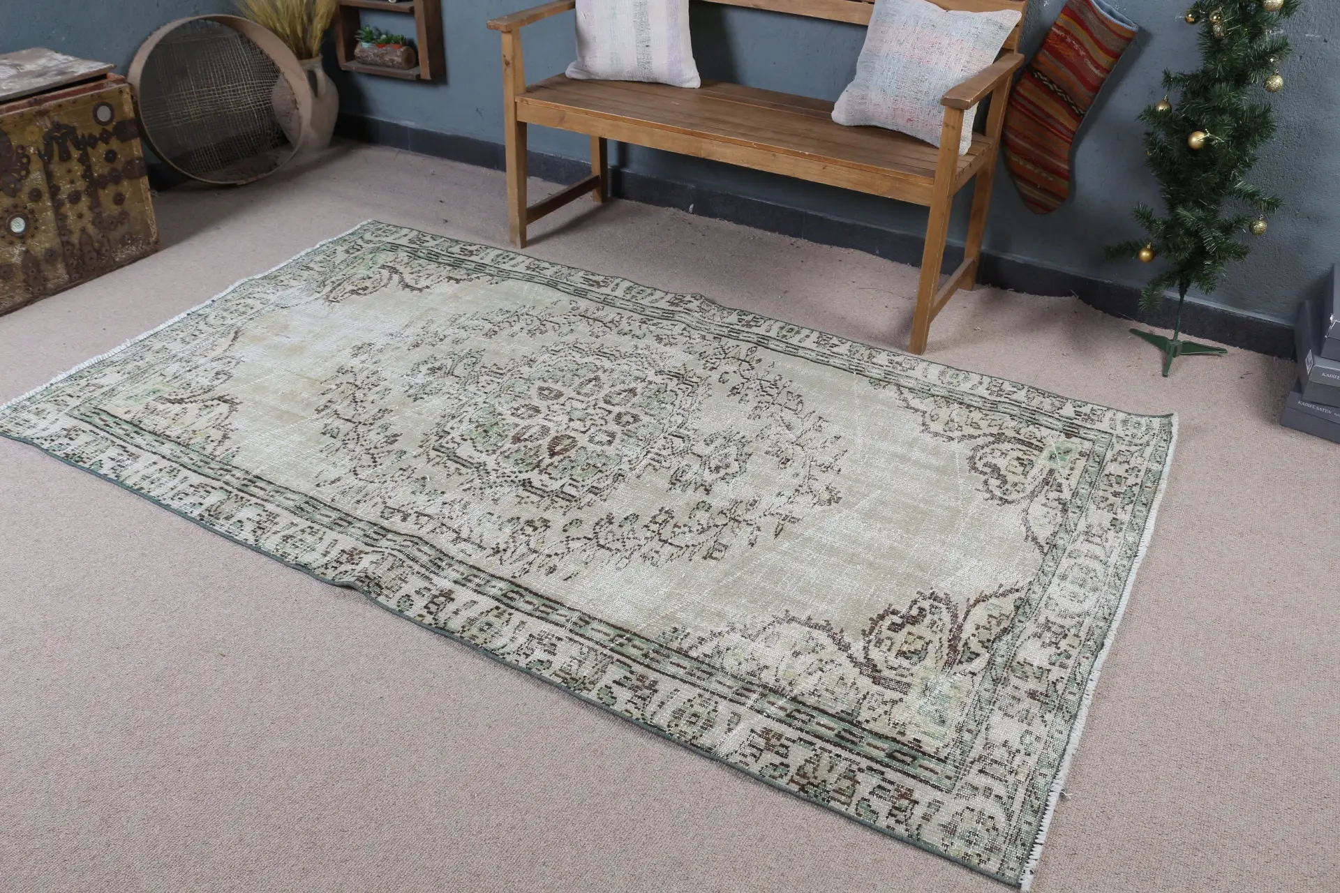 Türkischer Teppich, 134 x 227 cm, grüner abstrakter Vintage-Teppich - 1