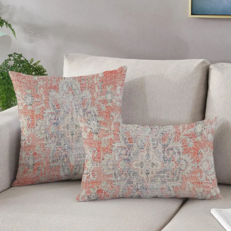 Geometrisches rot-blaues Kissen mit Vintage-Aufdruck vom türkischen Designer