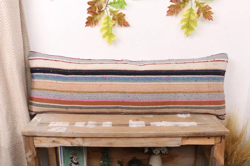 Besticktes rechteckiges Kissen, Vintage-Rosa-Kissen mit bronzefarbenen Streifen